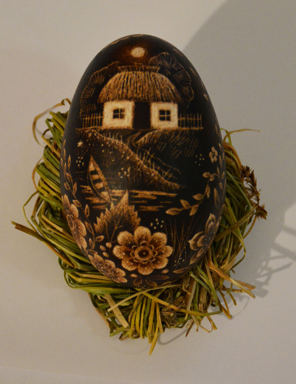 Шкрябанка «Хатинка». Яйце, трава